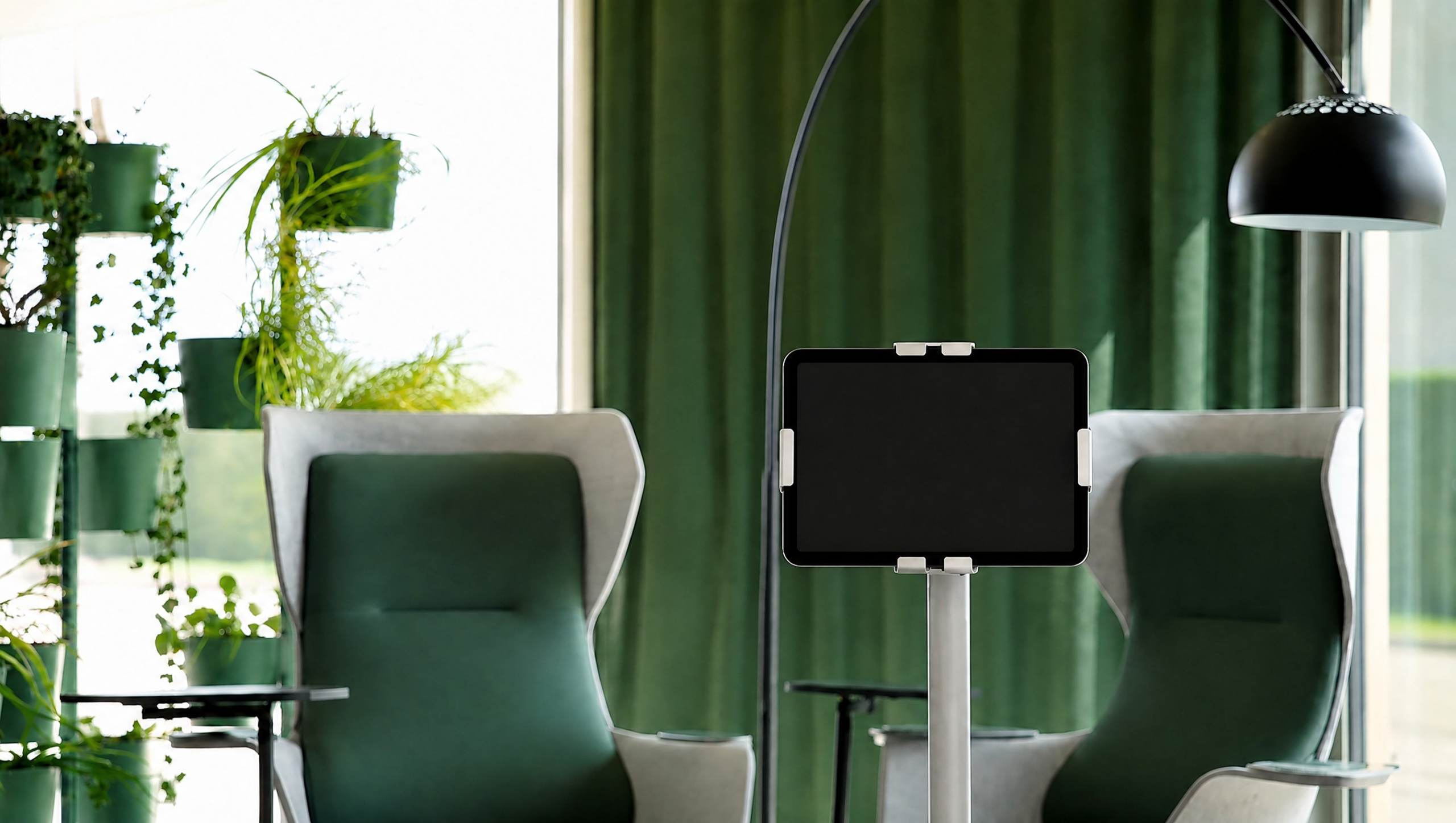 Wachtruimte met de My Welcome bezoekersterminal tussen twee fauteuils